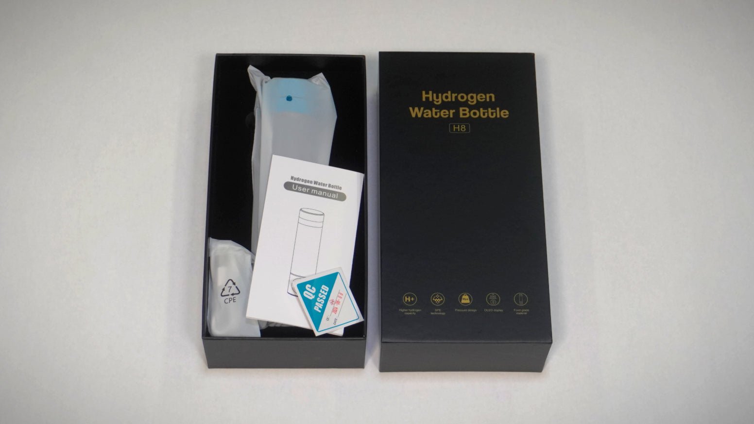 HydroSmart - H2 Essence H2 Essence BLU - 1H2Essence H8 Hydrogen Vandflaske i original emballage med indhold, herunder brugermanual, kvalitetskontrolcertifikat og tilbehør. Avanceret teknologi og kvalitetsgaranti for sundt hydrogenberiget vand.